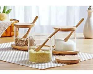 Tarro de especias de vidrio transparente con tapa y cuchara de bambú cocina detalle