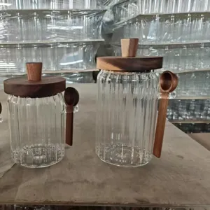 Gedetailleerd overzicht van verticale gestreepte heldere glazen voorraadpot met houten deksel.