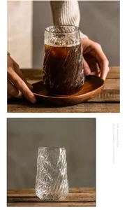 Bicchiere trasparente con design glaciale strutturato, tazza caffè e succo termoresistente.