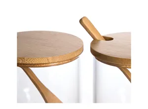 Detalle tarro de especias de vidrio, recipiente transparente con tapa de madera y cuchara.