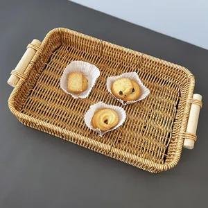 Vassoio portaoggetti in rattan intrecciato a mano con manici in legno, ideale per la casa e snack.