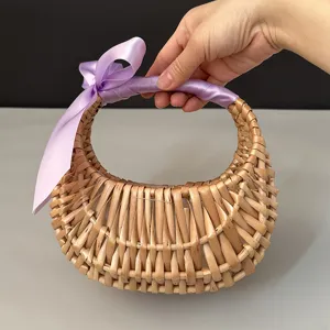 Handgefertigter kleiner Weidenkorb mit lila Schleife für Hochzeiten und Blumendekor