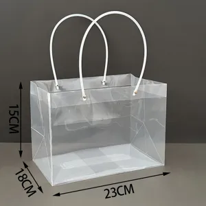 Vista dettagliata di un sacchetto regalo in PVC trasparente con dimensioni 15x18x23 cm