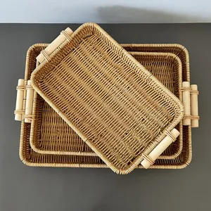 Vassoio portaoggetti rettangolare in rattan intrecciato a mano con manici in legno per frutta e casa.