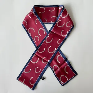 Elegante pañuelo de seda twilly burdeos con borde azul marino y estampado de herradura
