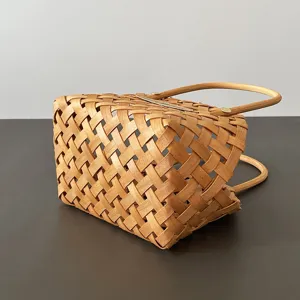 Detailansicht des handgefertigten Holzgittermusters auf einem japanischen Geschenkkorb