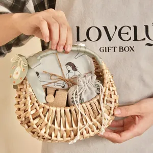 Detailansicht eines handgefertigten Weiden-Geschenkkorbs mit grünem Band für Hochzeitsgeschenke