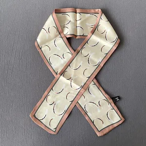 Elegante pañuelo de seda con estampado de herradura en crema y rosa para accesorios