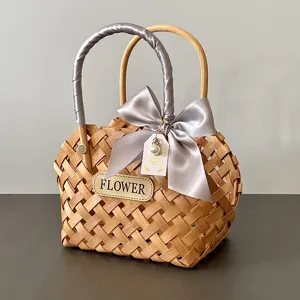 Detailaufnahme eines handgefertigten Geschenkkorbs aus Holzspänen mit grauer Seife