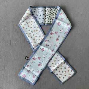 Pañuelo estrecho azul claro con elegantes motivos florales mixtos