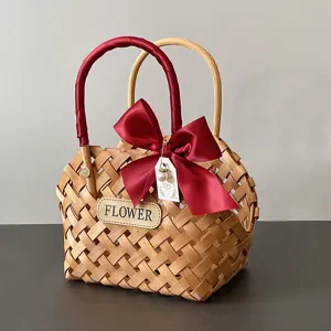 Detailaufnahme der aufwendigen Holzflechtung und der eleganten weinroten Satinschleife
