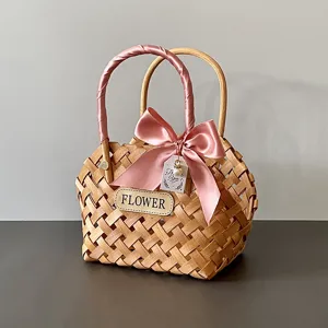 Detailansicht eines handgefertigten Holzspankorbs mit rosa Schleife und Thank You-Anhänger