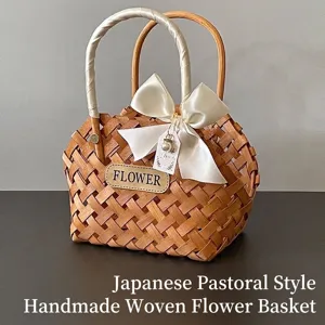 Handgeweven bloemenmand in Japanse pastorale stijl met een elegante witte strik