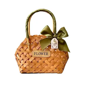 Handgeweven houten mandje met olijfgroen lint en een label met de tekst Flower