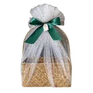 Handgemaakte geweven strooien geschenkmand met sterrentule en groene strik decor