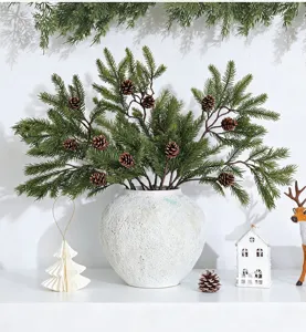 Realistische künstliche Kiefernzweige mit Zapfen in einer weißen Vase für Weihnachtsdeko