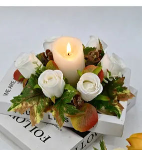 Centrotavola con candela e rose foglie d'acero autunno decorazione festa Natale thanksgiving