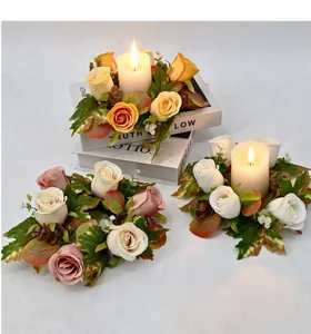 Dettaglio del set di anelli per candele con rose e foglie d'acero autunnali per la tavola.