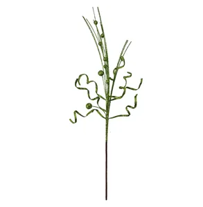 Rama decorativa de Navidad con cinta rizada verde brillante y bayas en blanco