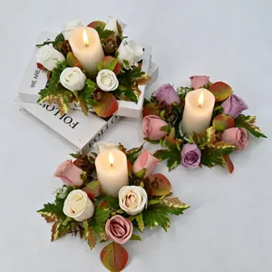 Decorazione tavola ghirlanda candela rosa foglia d'acero autunnale festa di Natale.