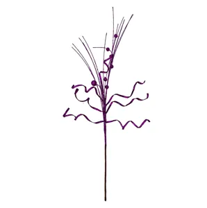 Vista detallada de una rama decorativa morada con purpurina, cintas y bayas brillantes