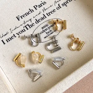 Dettaglio ravvicinato di convertitori per orecchini a clip a vite in oro e argento