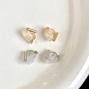 Vista dettagliata dei convertitori per orecchini a clip in oro e argento con cuscinetti