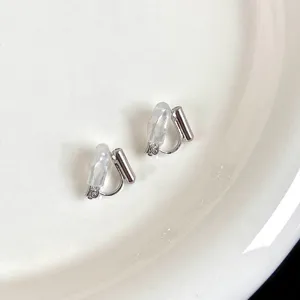 Vista dettagliata dei convertitori per orecchini a clip argento con cuscinetti.