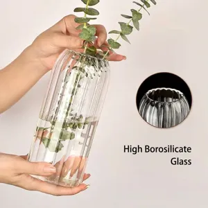 Detailaufnahme einer gerippten Glasvase aus Borosilikatglas mit glatter, runder Öffnung