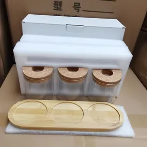 Ensemble de pots de stockage en verre avec plateau en bois et couvercles en liège détail.