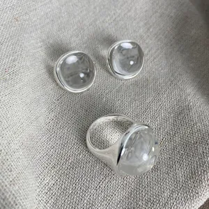 Set di Gioielli con Collana Pendente in Strass Trasparente Irregolare Orecchini a Bottone in Rame Galvanizzato Anello per Donna