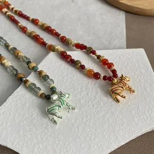 Detailopname van prachtige vintage kralenkettingen met gouden en zilveren zebra-hangers.