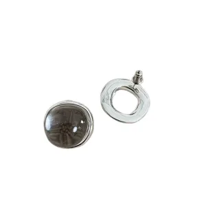 Eleganti orecchini in metallo argentato con cristallo grigio e design a cerchio aperto.
