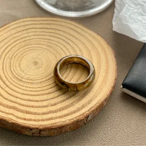 Detailansicht des bernsteinfarbenen Vintage-Harzrings mit geometrischem breitem Band