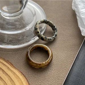 Detailansicht von Vintage-Bernstein und Dalmatiner-Stein geometrischen breiten Ringen.