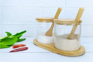 Conjunto de tarros de especias de vidrio transparente con tapas de madera para cocina