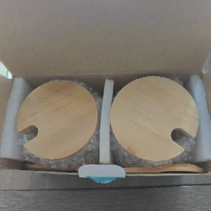 Tapas de tarro de especias de madera y cucharas detalle de embalaje bambú natural