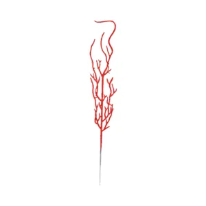 Gros plan d'une feuille de barbe de dragon artificielle rouge pailletée pour Noël