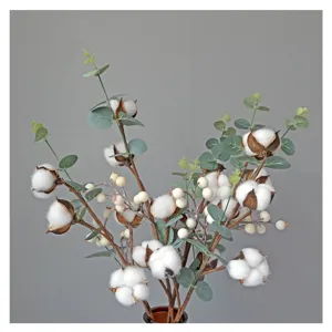 Detailopname van kunstkatoen boeket met witte bessen en eucalyptusbladeren