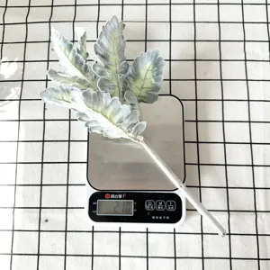 Vista ravvicinata di un ramo artificiale di Dusty Miller floccato dal peso di 21,0g