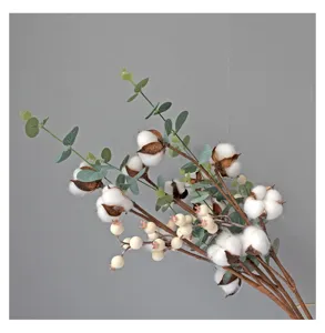 Detail van katoentak met eucalyptusbladeren en ivoorwitte bessen voor decoratie.