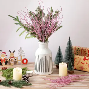 Gedetailleerde weergave van roze glitter krullende decoratieve takken voor Kerstmis