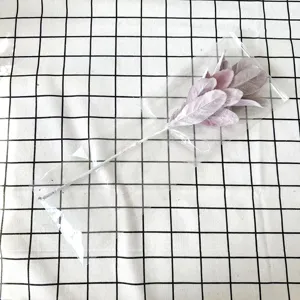 Dettaglio di un ramo di cineraria marittima artificiale in un sacchetto di plastica
