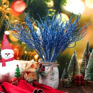 Detailopname van blauwe glittertakken in een feestelijke kerst- en winteromgeving.