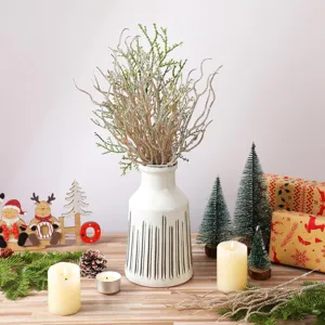 Gouden glitter krullende takken in vaas voor kersttafel decoratie opstelling