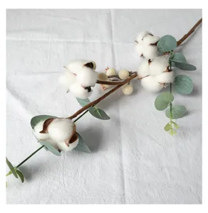 Gedetailleerd overzicht van kunstmatige katoentak met eucalyptus en kleine bessen