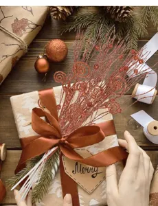 Detailaufnahme der kupferfarbenen Glitzer-Beeren-Zweige für die Weihnachtsdekoration