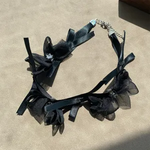 Détail d'un tour de cou fait main avec ruban noir orné d'un zircon étincelant de luxe