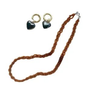 Elegante Milchtee-Perlenkette mit goldenen Herzanhänger-Ohrringen im Set für Damen
