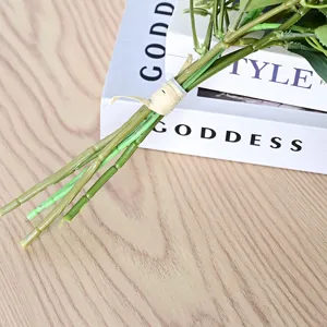 Vue détaillée des tiges de bouquets de mariage artificiels, décors de plantes réalistes.